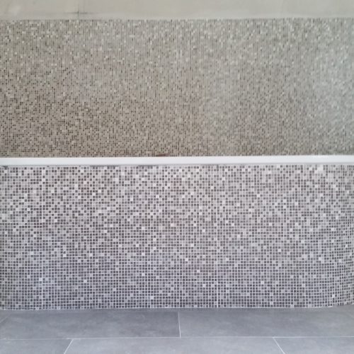 Badewanne mit Mosaik